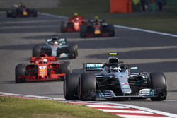 Valtteri Bottas, Mercedes AMG F1 W09, Sebastian Vettel, Ferrari SF71H, e Lewis Hamilton, Mercedes AMG F1 W09