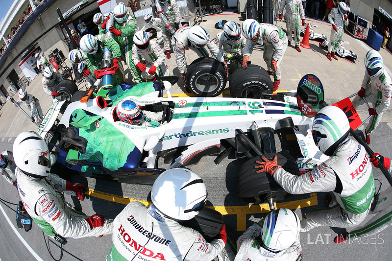 Jenson Button, Honda RA108, maakt een pitstop