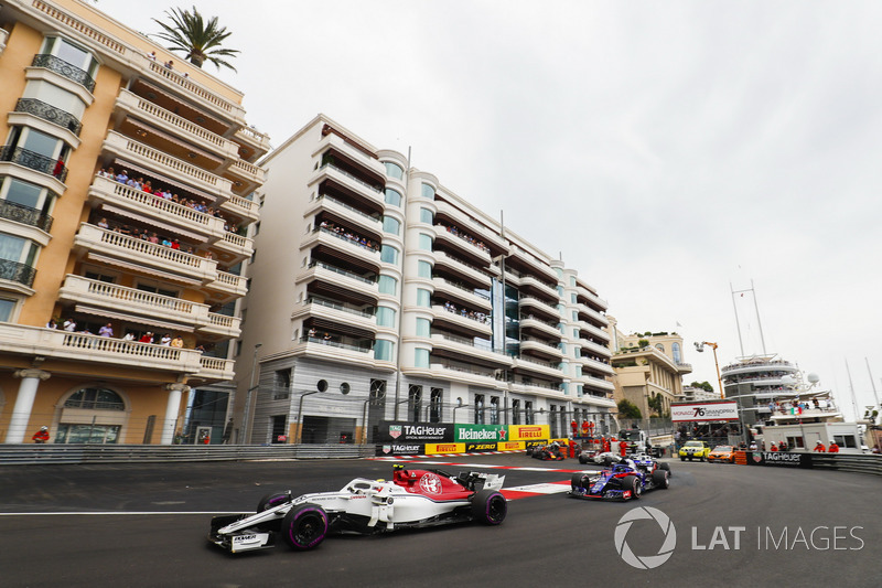 Charles Leclerc, Sauber C37, devant Brendon Hartley, Toro Rosso STR13, Romain Grosjean, Haas F1 Team VF-18, Marcus Ericsson, Sauber C37, et le reste du peloton