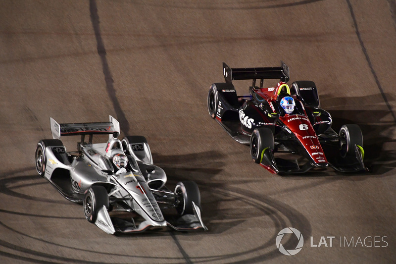 Josef Newgarden, Team Penske Chevrolet passes Robert Wickens, Schmidt Peterson Motorsports Honda for the lead