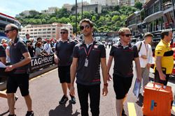 Romain Grosjean, Haas F1 Team, cammina lungo il circuito