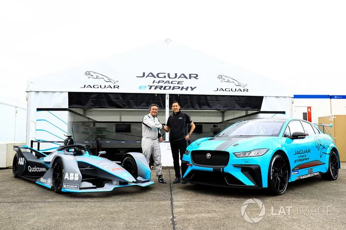 Alejandro Agag, CEO de Formula E, con James Barclay, Director del equipo, Jaguar Racing, el automóvil Gen2 Formula E, el Jaguar iPace eTrophy car