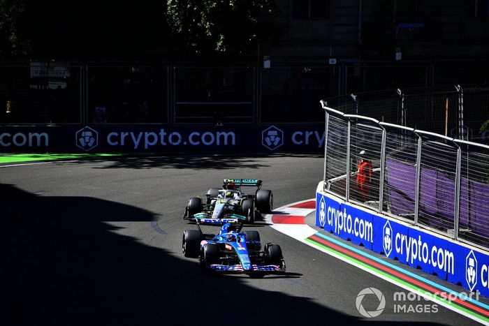 Esteban Ocon, Alpine A522, Lewis Hamilton, Mercedes W13