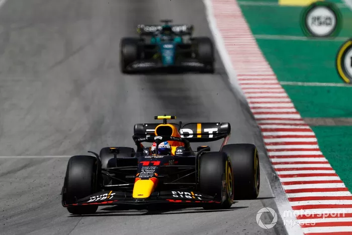 Sergio Pérez, Red Bull Racing RB18, Lance Stroll, Aston Martin AMR22 