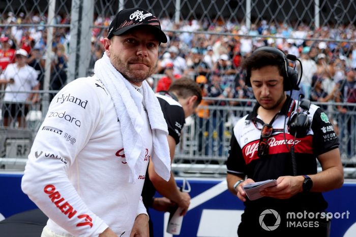 Valtteri Bottas, del equipo Alfa Romeo F1, en la parrilla con los ingenieros