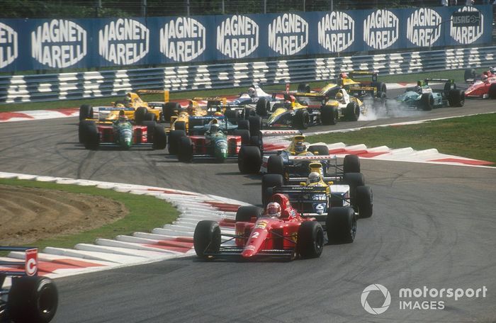 Nigel Mansell, Ferrari 641 seguido por Riccardo Patrese, Thierry Boutsen, ambos Williams FW13B Renault, Alessandro Nannini y Nelson Piquet, ambos Benetton B190 Ford a través de la Chicane Rettifilo en la salida. Detrás de Pierluigi Martini, el Minardi M190 Ford bloquea en la frenada