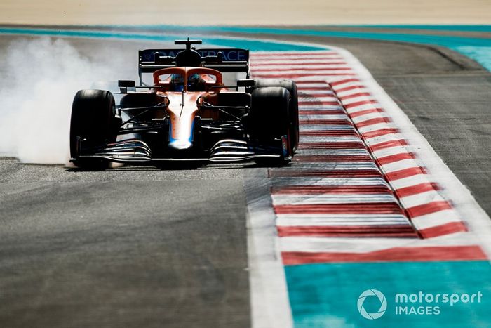 Bloqueo de Lando Norris, McLaren MCL35M adaptado (muleto) con los Pirelli de 18 pulgadas