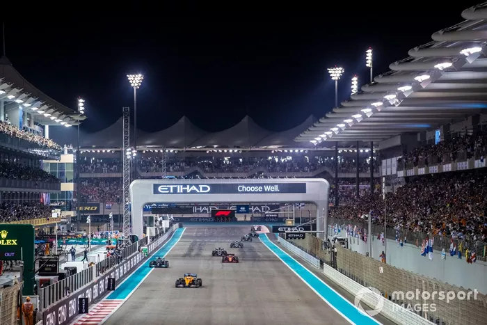Lando Norris, McLaren MCL35M, mientras Lewis Hamilton, Mercedes W12, 2ª posición, cruza la meta por delante de Carlos Sainz Jr., Ferrari SF21, 3ª posición