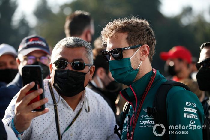 Sebastian Vettel, Aston Martin firma autógrafos para los fans