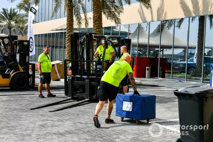 DHL descargando en el paddock de F1