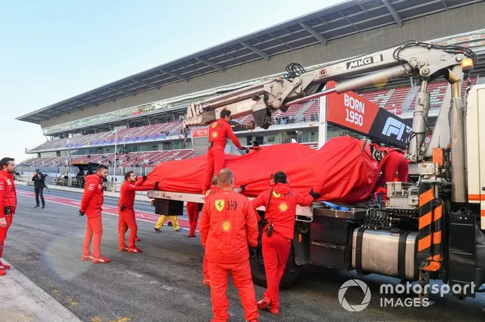 El coche de Sebastian Vettel, Ferrari vuelve en grúa al box
