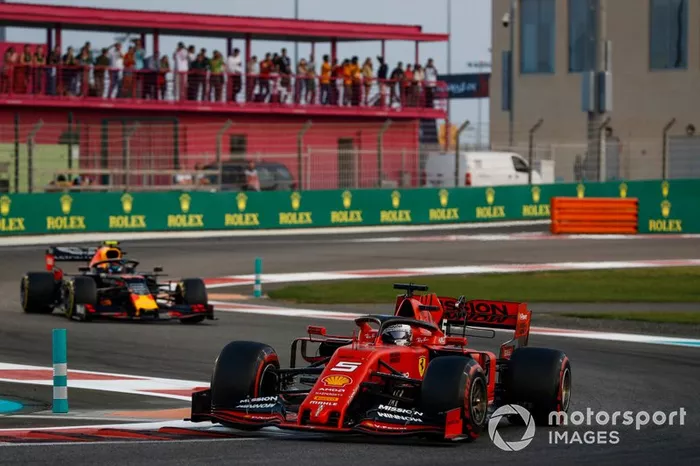 Sebastian Vettel, Ferrari SF90, precede Alexander Albon, Red Bull RB15 