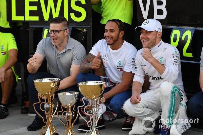 Ganador Lewis Hamilton, Mercedes AMG F1, celebra con el equipo  Mercedes y Valtteri Bottas, Mercedes AMG F1