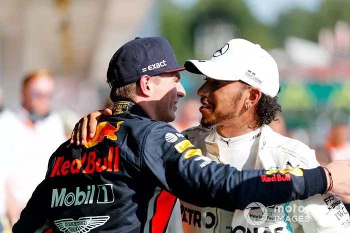 Será que os fãs da F1 estão vendo uma passagem de bastão, regada a rivalidade? Como será o relacionamento entre Hamilton e Verstappen nos próximos anos, quem levará a melhor? ao final de suas carreiras?