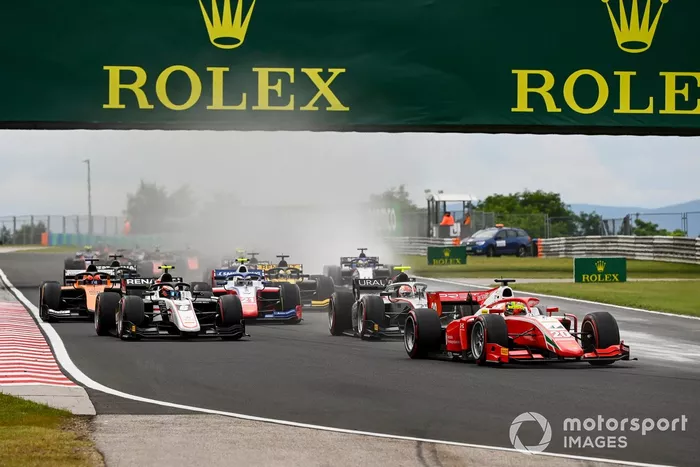 Mick Schumacher, Prema Racing, Luca Ghiotto, Hitech Grand Prix, Jack Aitken, Campos Racing, Robert Shwartzman, Prema Racing y Christian Lundgaard, ART Grand Prix al inicio
