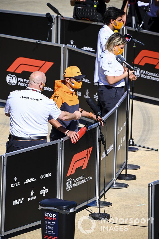 Lando Norris, McLaren y Carlos Sainz Jr., McLaren, atienden a los medios