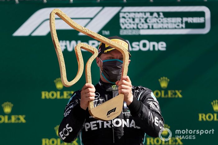 Podio: ganador Valtteri Bottas, Mercedes AMG F1