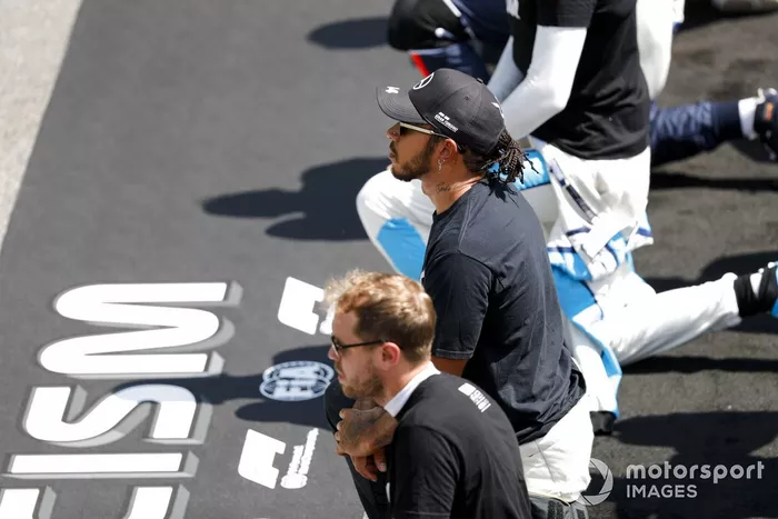 Sebastian Vettel, Ferrari, Lewis Hamilton, Mercedes-AMG Petronas F1, y los otros pilotos se arrodillan en la parrilla para apoyar la campaña 