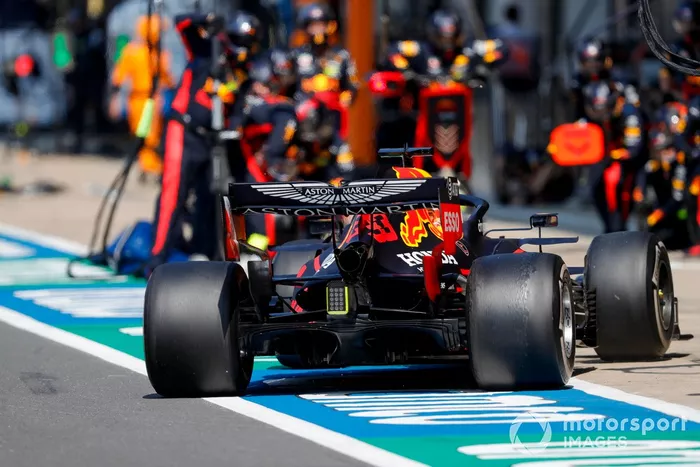 Max Verstappen, Red Bull Racing RB16, para para un pit stop