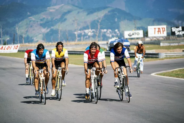 Los pilotos participan en una carrera de bicicletas alrededor del nuevo circuito: Jody Scheckter, Wolf; Emerson Fittipaldi, Fittipaldi; Clay Regazzoni, Shadow; Eddie Cheever Theodore