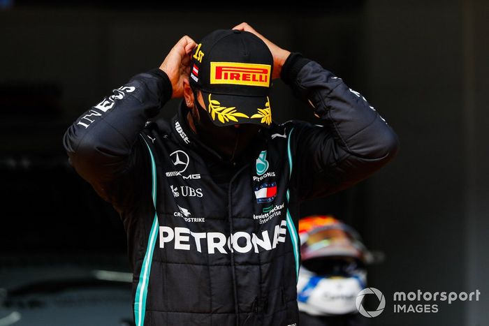Lewis Hamilton, Mercedes-AMG Petronas F1, ajusta su máscara
