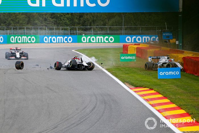 Antonio Giovinazzi, Alfa Romeo Racing C39 urta contro la barriera e la sua gomma colpisce la vettura di George Russell, Williams FW43