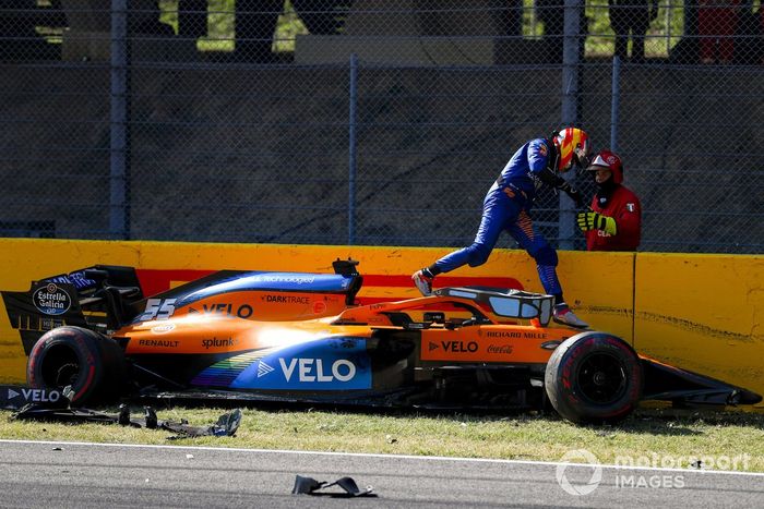 Carlos Sainz Jr., McLaren MCL35 después de chocar