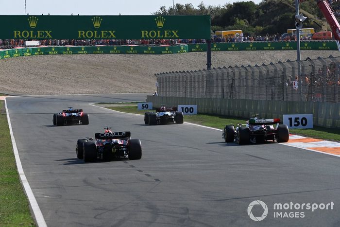 Fernando Alonso, Alpine A522, George Russell, Mercedes W13, Zhou Guanyu, Alfa Romeo C42, Max Verstappen, Red Bull Racing RB18