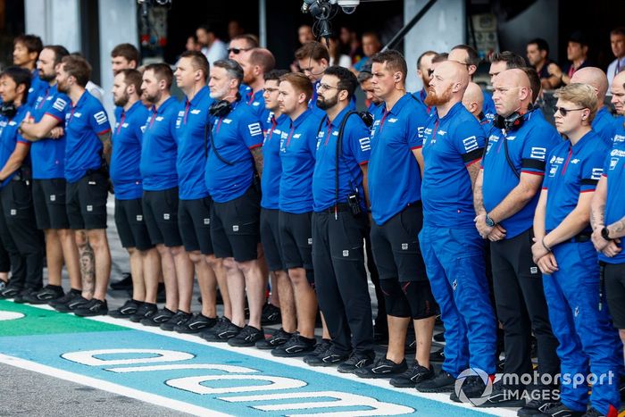 Los mecánicos de Haas F1 guardan un minuto de silencio en el pit lane en memoria de La reina Isabel II