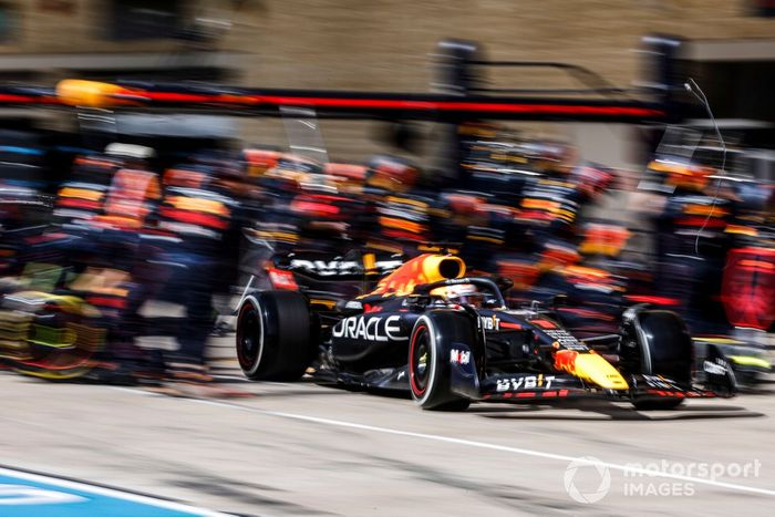 Max Verstappen, Red Bull Racing RB18, sale de su box