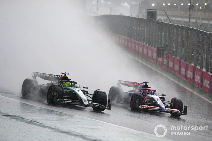 Lewis Hamilton, Mercedes F1 W15, lucha con Liam Lawson, RB F1 Team VCARB 01