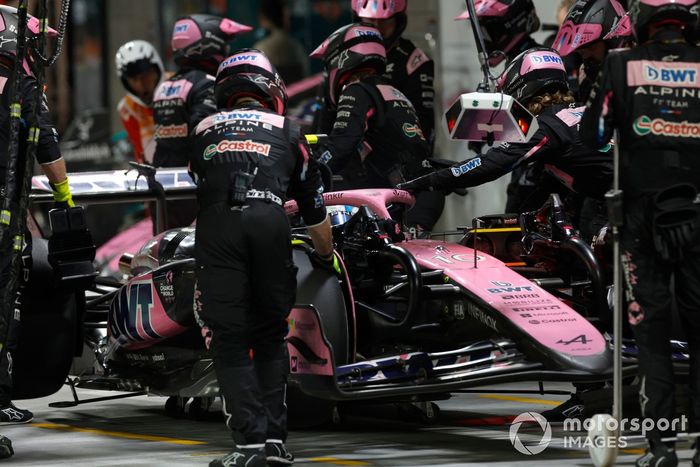 Pierre Gasly, Alpine A524, hace una parada en boxes