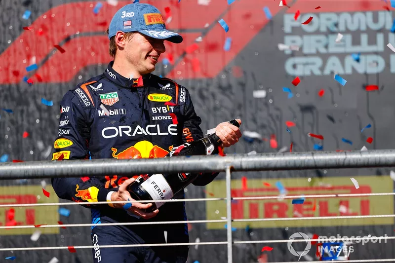 Max Verstappen, Red Bull Racing, 3ª posição, borrifa champanhe no pódio