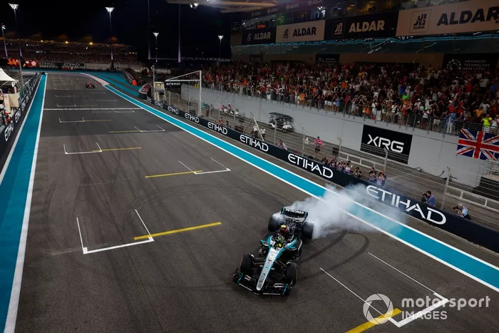 Lewis Hamilton, Mercedes F1 W15, fait des donuts à la fin de la course
