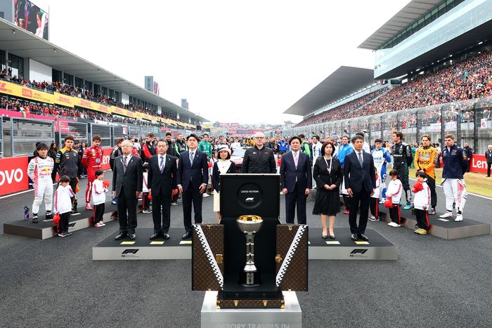  Los pilotos se ponen en pie para el himno nacional 