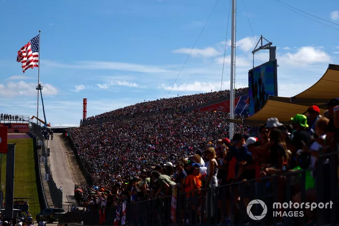 Una gran multitud llena las gradas