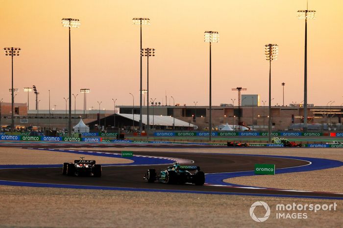 Nico Hulkenberg, Haas VF-23, Fernando Alonso, Aston Martin AMR23