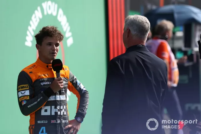 Lando Norris, McLaren, es entrevistado tras la clasificación por David Coulthard