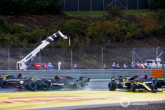 Valtteri Bottas, Mercedes F1 W11 y Esteban Ocon, Renault F1 Team R.S.20 chocan al inicio