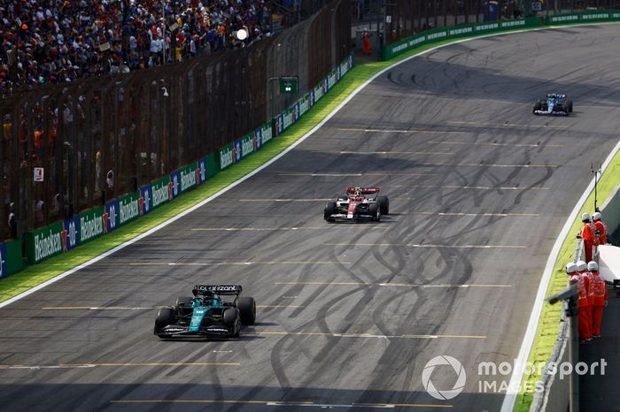 Lance Stroll, Aston Martin AMR22, Zhou Guanyu, Alfa Romeo C42, Esteban Ocon, Alpine A522