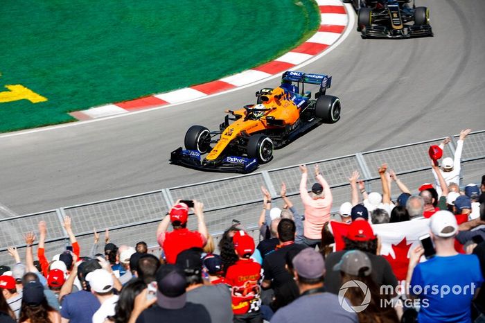 Lando Norris, McLaren MCL34, y Romain Grosjean, Haas F1 Team VF-19