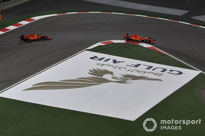 Charles Leclerc, Ferrari SF90, y Sebastian Vettel, Ferrari SF90