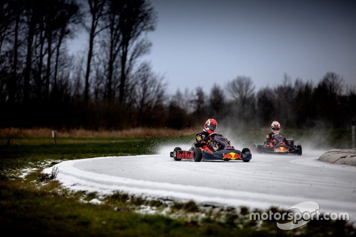 Max Verstappen (fundo) e Pierre Gasly participam de ação da Red Bull de kart no gelo