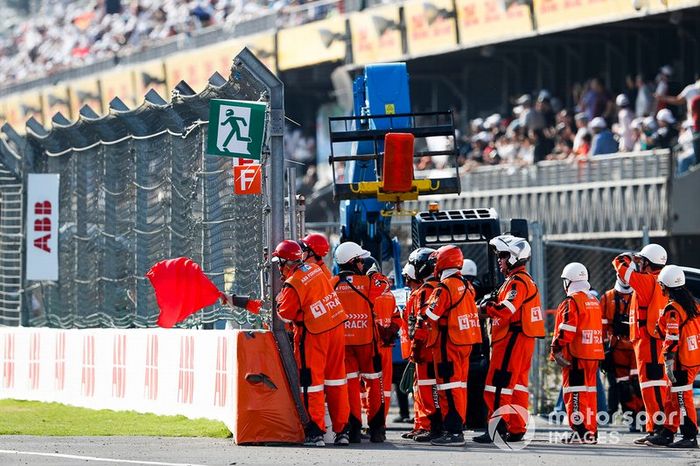 Comisarios muestran la bandera roja