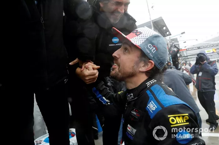 Fernando Alonso es felicitado tras su victoria en Daytona