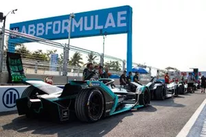 Nelson Piquet Jr., Panasonic Jaguar Racing, Jaguar I-Type 3, dans la file au bout de la voie des stands
