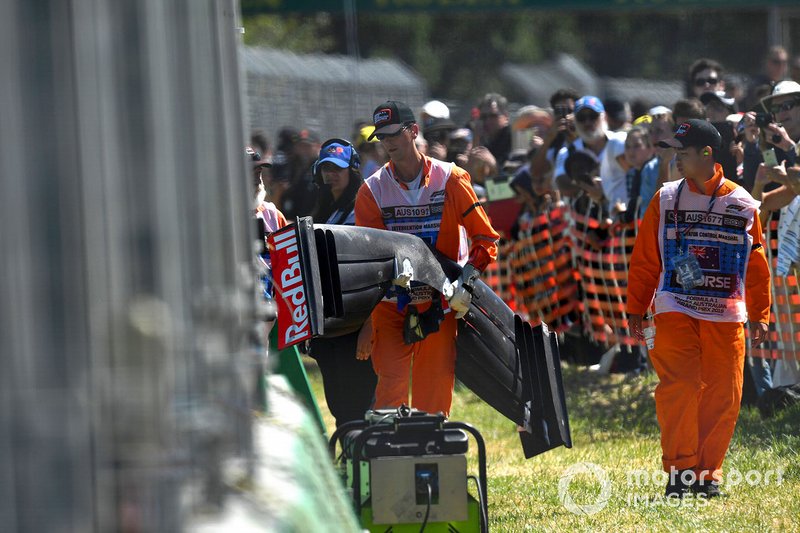 Судьи несут обломки машины после аварии – Алекс Элбон, Toro Rosso