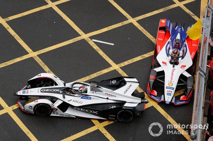 Jose Maria Lopez, Dragon Racing, Penske EV-3, Pascal Wehrlein, Mahindra Racing, M5 Electro, casi chocan bajo bandera amarilla.