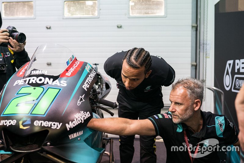 Lewis Hamilton with the bike of Franco Morbidelli, Petronas Yamaha SRT