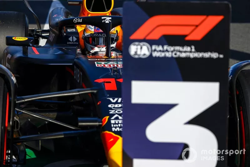 Sergio Perez, Red Bull Racing RB20, gare sa voiture au Parc Ferme 